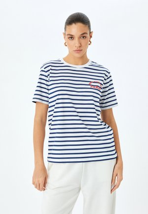Marineblå och vit randig T-shirt gjord av bomull, med rund halsringning och röd tryckt text "NEW YORK PARIS" på bröstet.