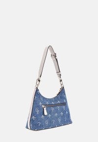 Torba na ramię wykonana z denimu, ozdobiona białymi kwiatowymi i literowymi wzorami, posiada przednią kieszeń na zamek oraz regulowany biały pasek z ozdobnymi elementami w kolorze złotym.