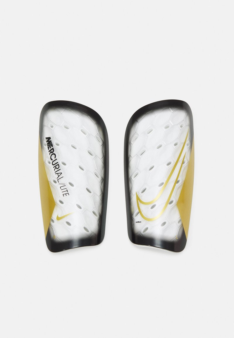 Nike Mercurial Lite skinnebensbeskyttere med en struktureret hvid overflade, sorte kanter og gyldne detaljer, hexagonalt mønster og logo-tryk.