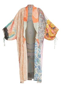 Lehký, vícebarevný kimono s rukávy ve tvaru zvonu; obsahuje květinové, paisley a abstraktní vzory v pastelových barvách a jemných texturách.