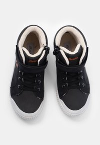Schwarze High-Top-Sneaker mit einem weichen cremefarbenen Futtermaterial, ausgestattet mit Schnürverschluss, verstellbarem Riemen und Gummisohle. Mit orangefarbenem Branding akzentuiert.