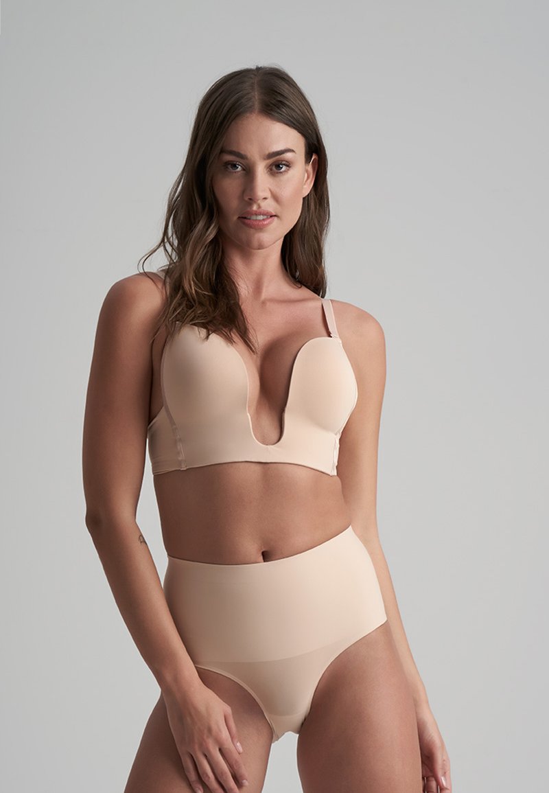 Set di lingerie color nude composto da un reggiseno morbido e liscio con scollatura a V profonda e culotte a vita alta, entrambi realizzati in materiale elasticizzabile.