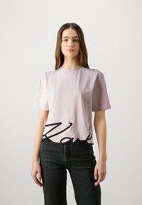 KARL LAGERFELD OVERSIZED SIGNATURE HEM - Pamata T-krekls - rose smoke
