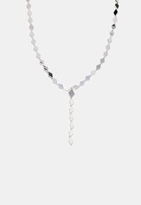 Collier en argent avec un motif de petits maillons en forme de losanges interconnectés et une goutte centrale de forme verticale avec des reflets alternés.