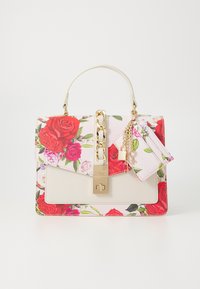Sac à main floral avec des motifs éclatants de roses rouges et roses sur un fond rose clair, accompagné d'une chaîne dorée et d'un petit porte-cartes assorti.
