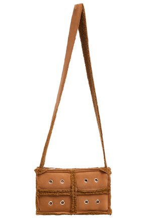 La borsa a tracolla in pelle marrone presenta quattro scomparti con occhietti metallici, bordi testurizzati e una tracolla morbida, progettata per un uso pratico.