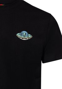 Schwarzes Baumwoll-T-Shirt mit einem kleinen bunten Alien- und UFO-Graphic auf der Brust, Rundhalsausschnitt und kurzen Ärmeln.