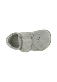 Zapato de ante gris claro para niño pequeño, con un patrón decorativo perforado y un cierre de tira de velcro ancho, visto desde arriba.