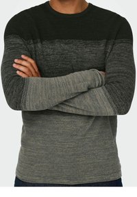 Gestrickter Pullover mit rundem Ausschnitt und Farbverlauf. Dunkelgrüner Oberteil, der in Grau übergeht, mit strukturierter Oberfläche an Ärmeln und Rumpf.