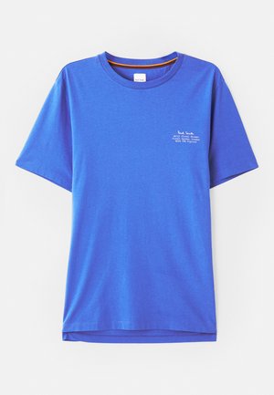 T-shirt en coton bleu à manches courtes, col rond, avec un texte imprimé blanc en haut à gauche. Texture lisse et coupe décontractée.