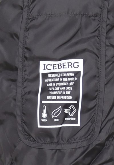 Tessuto imbottito nero con un'etichetta che presenta il marchio "ICEBERG". Il testo include istruzioni per la cura e simboli per il calore, la leggerezza e le proprietà antivento.