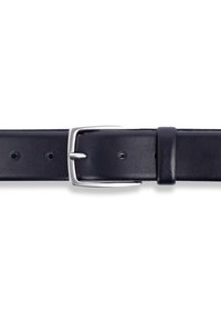Marine leren riem met een zilveren metalen gesp. Heeft een gladde textuur, verschillende riemgaten en een gestikte rand voor duurzaamheid.