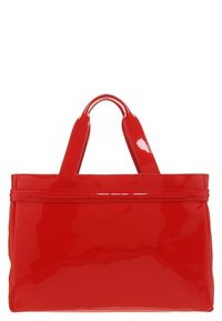 Czerwona torebka typu tote z lakierowanej skóry, z dwoma krótkimi uchwytami, prostokątnym kształtem, błyszczącą teksturą i zamkiem błyskawicznym na górze.