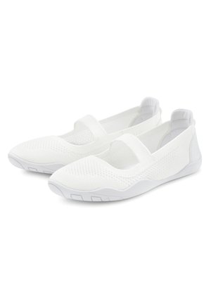 Weiße Mesh-Slipper mit einem Riemen über dem Oberteil. Texturiertes Obermaterial und eine flexible Gummisohle mit glatter Oberfläche.