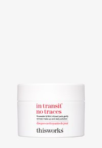 Hvid rund beholder med skruehætte, mærket "in transit no traces," med rød og sort tekst. Indeholder rosenvand og mynte-infunderede puder.