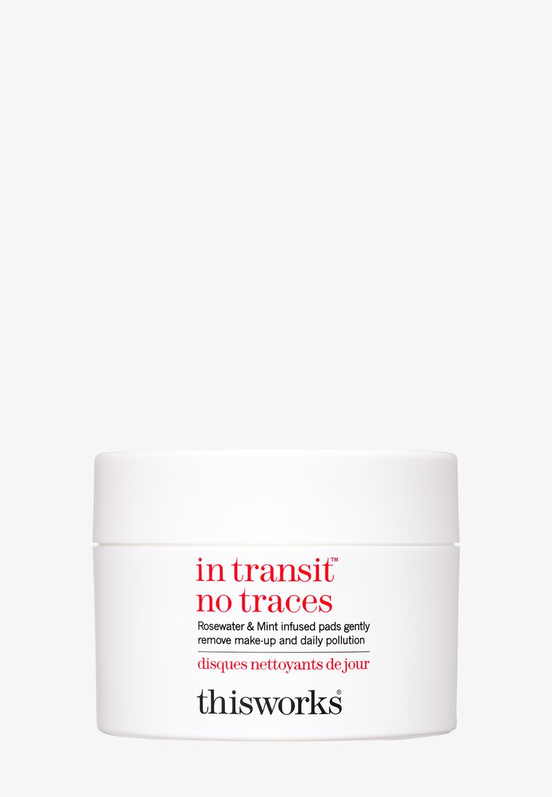 Hvid rund beholder med skruehætte, mærket "in transit no traces," med rød og sort tekst. Indeholder rosenvand og mynte-infunderede puder.
