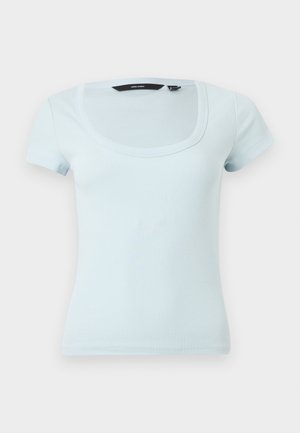 Γαλάζιο ριγωτό τοπ με κοντά μανίκια, λαιμόκοψη σε σχήμα scoop και εφαρμοστή γραμμή, παρουσιασμένο πάνω σε απλό ανοιχτό φόντο.