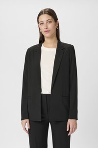 Blazer nero realizzato in tessuto liscio con design su misura. Presenta rever a intaglio, due tasche frontali e maniche lunghe.