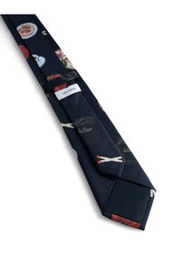 Cravat din mătase de culoare bleumarin cu un model tematic despre mâncare, inclusiv farfurii și legume, cu un capăt texturat solid și o etichetă mică a brandului.