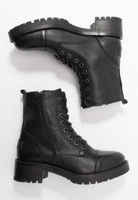 Zwarte enkellaarsjes van leer met een getextureerde afwerking, een ronde neus, veters aan de voorkant en een ritssluiting aan de zijkant. Blokhak en stevige zool voor grip.