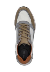 Sportlich-eleganter Schuh mit einem Obermaterial aus Mesh in Weiß, Grau und braunen Wildlederakzenten. Er verfügt über braune Schnürsenkel und einen gepolsterten Schaft für zusätzlichen Komfort.