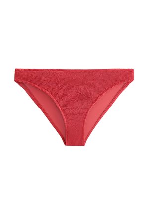 Slip da bagno rosso con tessuto esterno texturizzato e fodera interna liscia. Progettato con una vita a media altezza e una forma che offre copertura minima.