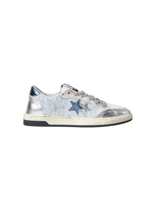 Sneaker basso con tessuto leggero azzurro testurizzato, dettagli in argento metallico, toppe a forma di stelle blu e argento e lacci grigi su suola bianca.