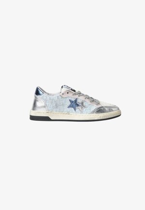 Sneaker basso con tessuto leggero azzurro testurizzato, dettagli in argento metallico, toppe a forma di stelle blu e argento e lacci grigi su suola bianca.