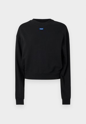 Zwarte cropped sweatshirt met lange mouwen en geribbelde manchetten; beschikt over een blauw rechthoekig logolabel aan de voorkant bij de halslijn.