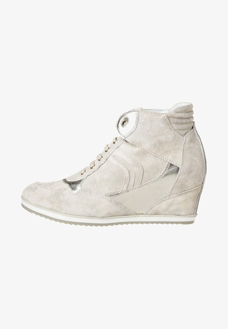 Baskets montantes en suédine beige avec des accents métalliques, dotées d'un talon compensé, d'un bout rond et de surpiqures tonales. Fermeture à lacets et quincaillerie décorative.