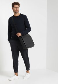 Jost Sac bandoulière - black