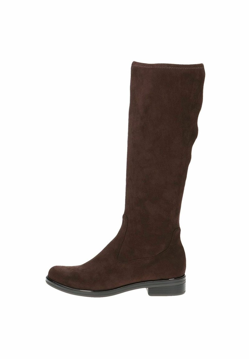 Bota alta de ante marrón con un diseño elegante, textura suave y un tacón negro bajo. Presenta una puntera redondeada y costuras sutiles.