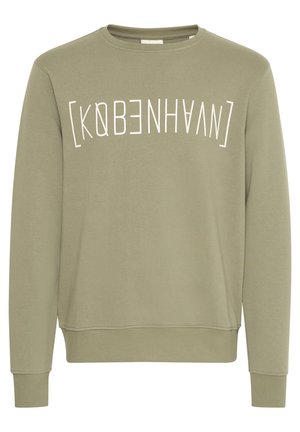 Lyse olivengrøn crewneck-sweatshirt med lange ærmer og hvid tekst "[KØBENHAVN]" henover brystet.