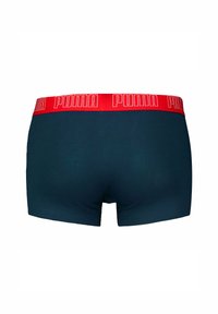Boxer in blu navy con un elastico rosso in vita e il marchio "PUMA" in bianco. Tessuto morbido con una texture liscia e design aderente.
