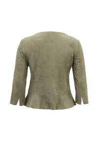Oliwkowo-zielona, zamszowa kurtka z długimi rękawami, dopasowanym bodicem i rozkloszowanym dołem w kształcie peplum. Gładka tekstura, minimalistyczny design i brak widocznych zapięć.