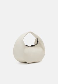 Krémová kabelka s měkkým, sochařským tvarem. Obsahuje zip v černém kovovém provedení, vyrobená z hladkého, flexibilního materiálu.