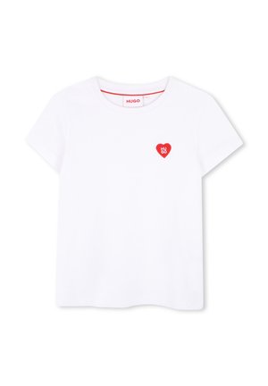 T-shirt blanc à manches courtes avec un petit logo cœur rouge sur la poitrine gauche contenant le mot "HUGO" en lettres blanches.