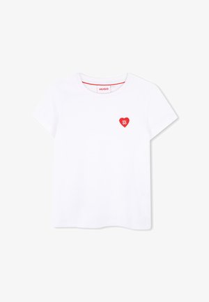 T-shirt blanc à manches courtes avec un petit logo cœur rouge sur la poitrine gauche contenant le mot "HUGO" en lettres blanches.