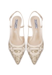 Tacchi slingback beige con una trama intrecciata, punta affusolata e una cintura decorativa con un attacco a fibbia. La fodera interna è liscia.