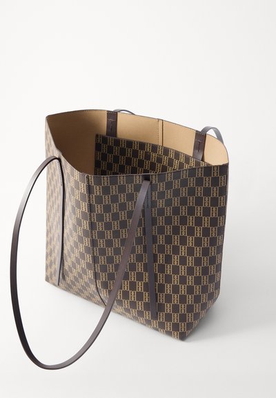 Brązowa torba na ramię w wzory z ciemnobrązowymi uchwytami. Posiada wyraźny kształt i otwarte wnętrze. Materiał wydaje się teksturowany i trwały.