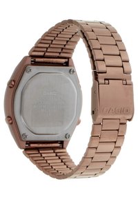 Montre Casio avec un boîtier en métal rose or octogonal et un bracelet à maillons assorti. Dotée d'un fond et d'une boucle en acier inoxydable. Résistante à l'eau.