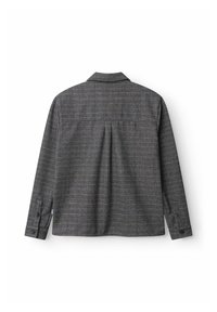 Hallide ruuduline särk pikkade varrukatega, krae ja seljale õmmeldud detailiga. Omab nööpidega mansette ja pehmet tekstuuriga materjali.