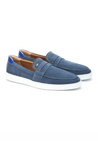 Zapatillas azul de ante tipo slip-on con suelas de goma blanca, con costuras en contraste y un acento azul en el talón. Diseño limpio y estilizado.