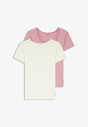 Deux T-shirts à manches courtes : un blanc et un rose pâle, tous deux avec un col rond et un petit logo rouge sur l'ourlet. Tissu doux et lisse.
