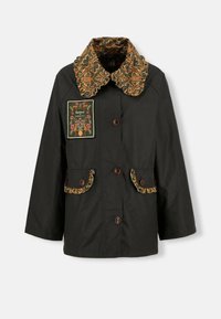 Casaco preto com um patch floral bordado, colarinho e bolsos com padrão contrastante, e fecho com botão. Tecido texturizado com um ajuste descontraído.