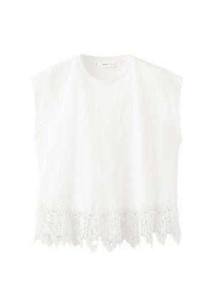Top blanc sans manches avec encolure ronde et bordure en dentelle florale festonnée le long de l’ourlet.