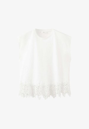 Top blanc sans manches avec encolure ronde et bordure en dentelle florale festonnée le long de l’ourlet.