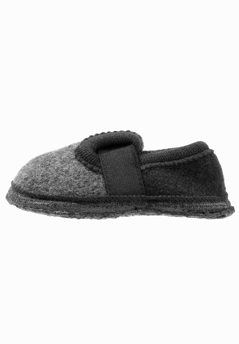 Vilt slippers met een grijs en zwart ontwerp, elastische band voor een veilige pasvorm, zachte textuur en ronde neusvorm.
