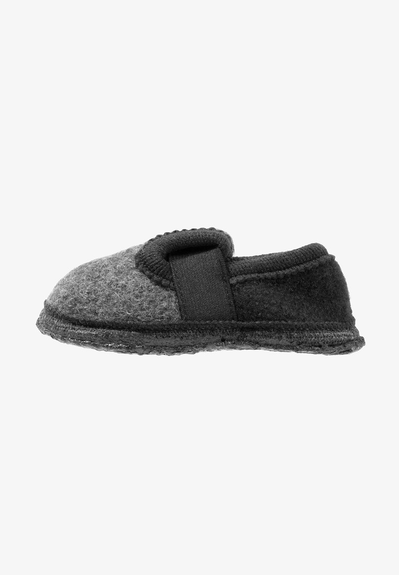 Vilt slippers met een grijs en zwart ontwerp, elastische band voor een veilige pasvorm, zachte textuur en ronde neusvorm.