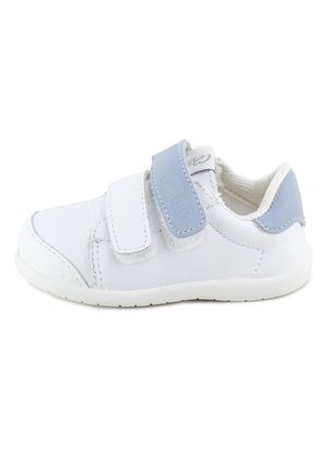 Zapatilla blanca para bebé con detalles en azul claro, con dos tiras de velcro y suela de goma texturizada.